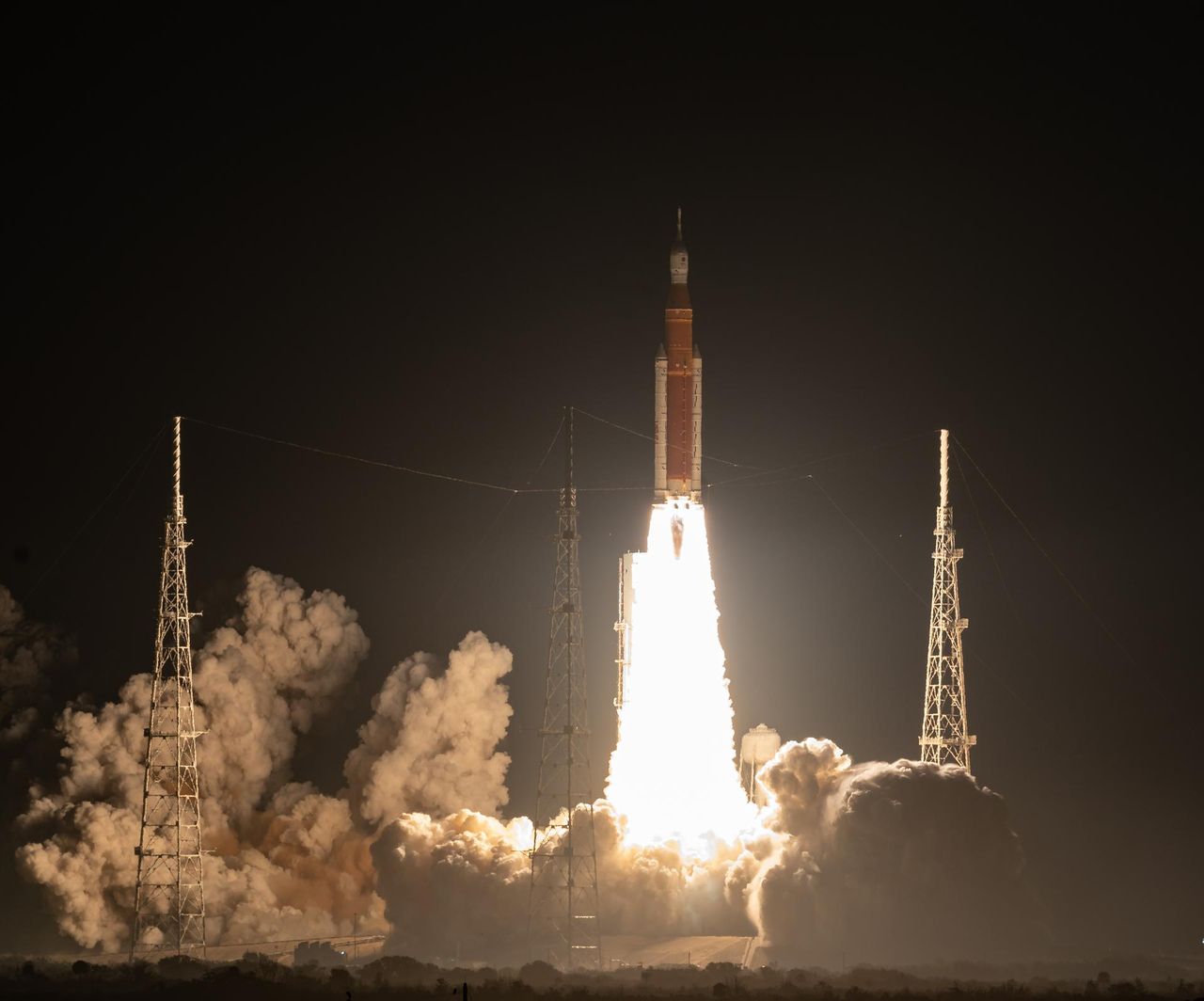 Artemis I launch, long exposure
